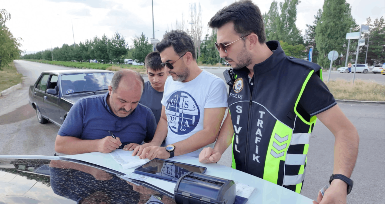 Erzurum’da taksici korsan sürücüyü cep telefonuyla yakalattı