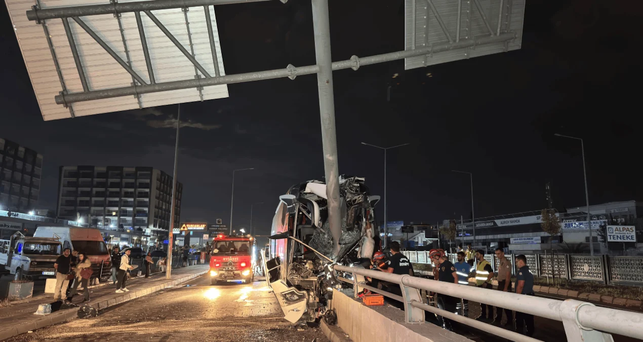 Adana Seyhan’da yolcu otobüsünün tabela direğine çarpması sonucu yaralılar için sağlık ve itfaiye ekipleri sevk edildi.
