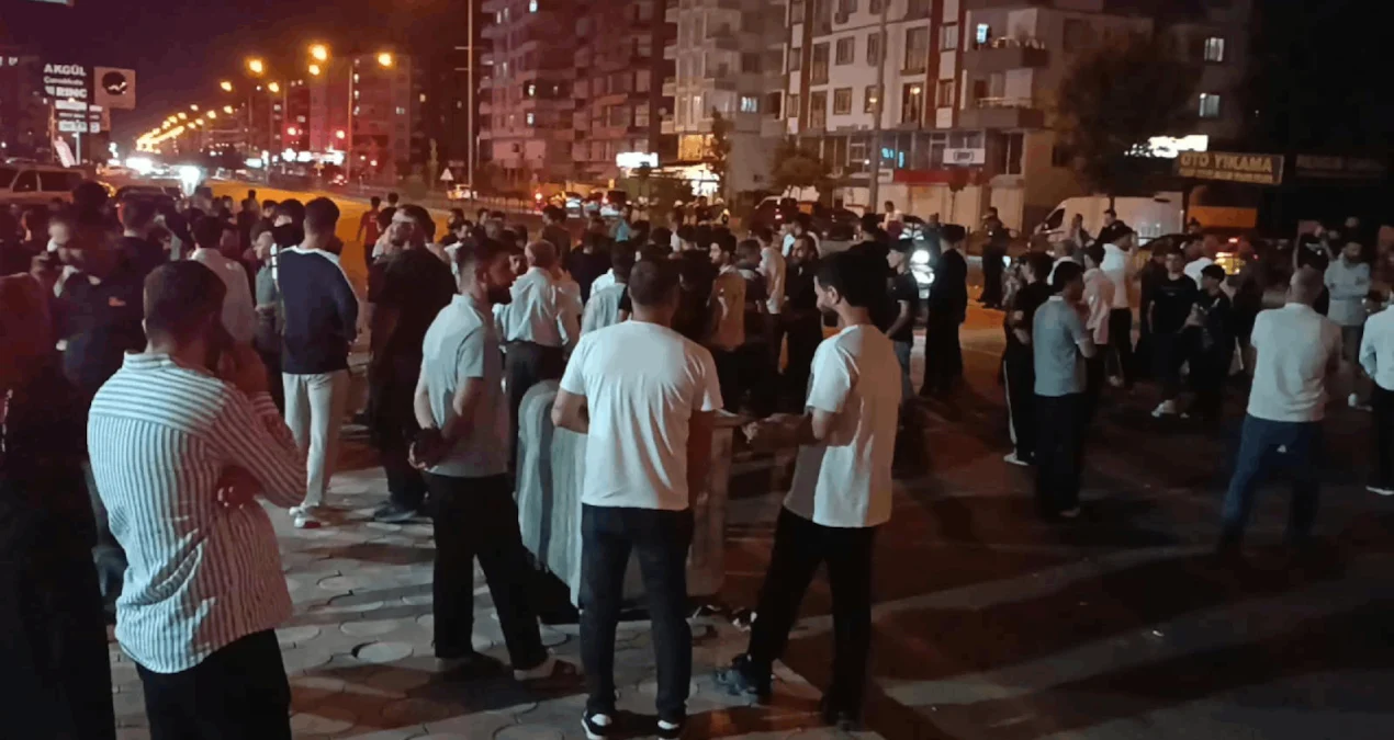 Batman’da yaya geçidinde otomobilin çarptığı iki kişi yaralandı; mahalleli yolu trafiğe