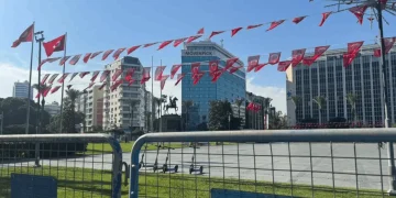 İzmir'e Cemil Tugay ablukası: Meydan bariyerlerle çevrildi - Sözcü Gazetesi