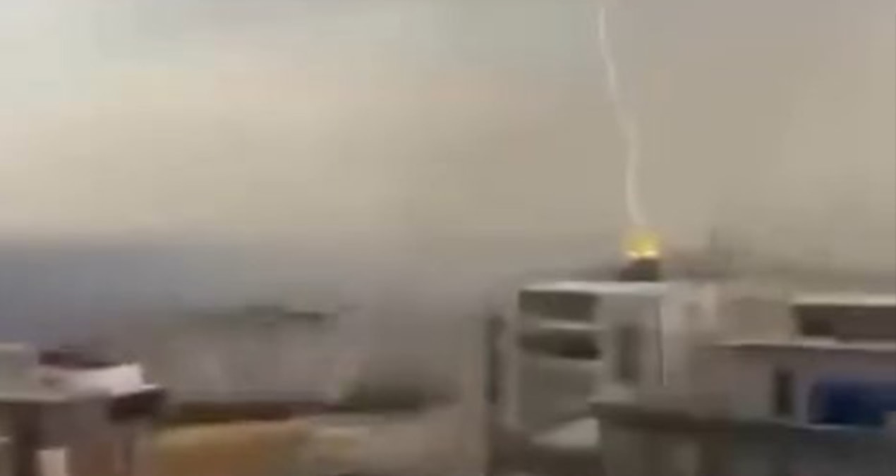 Şırnak’ta 8 katlı binaya yıldırım düştü, can kaybı yaşanmadı