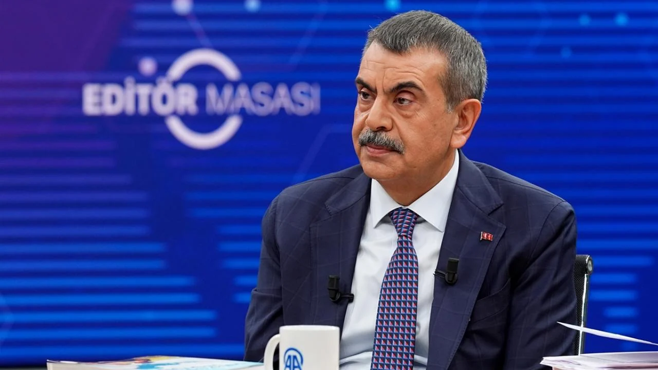Bakan Tekin: Öğretmenlerimizi cep telefonu konusunda uyardık