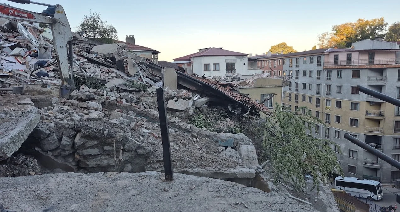 Zonguldak'ta Üç Katlı Bina Çöktü: 74 Yaşındaki Kadın Hayatını Kaybetti, Kardeşi Yaralı Kurtarıldı - www.gundemedair.com