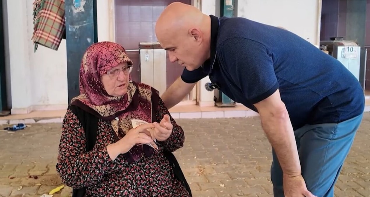 Balıkesir’de emekli Nazlı Köroğlu bahçesinden yetişen ürünleri pazarda satarken