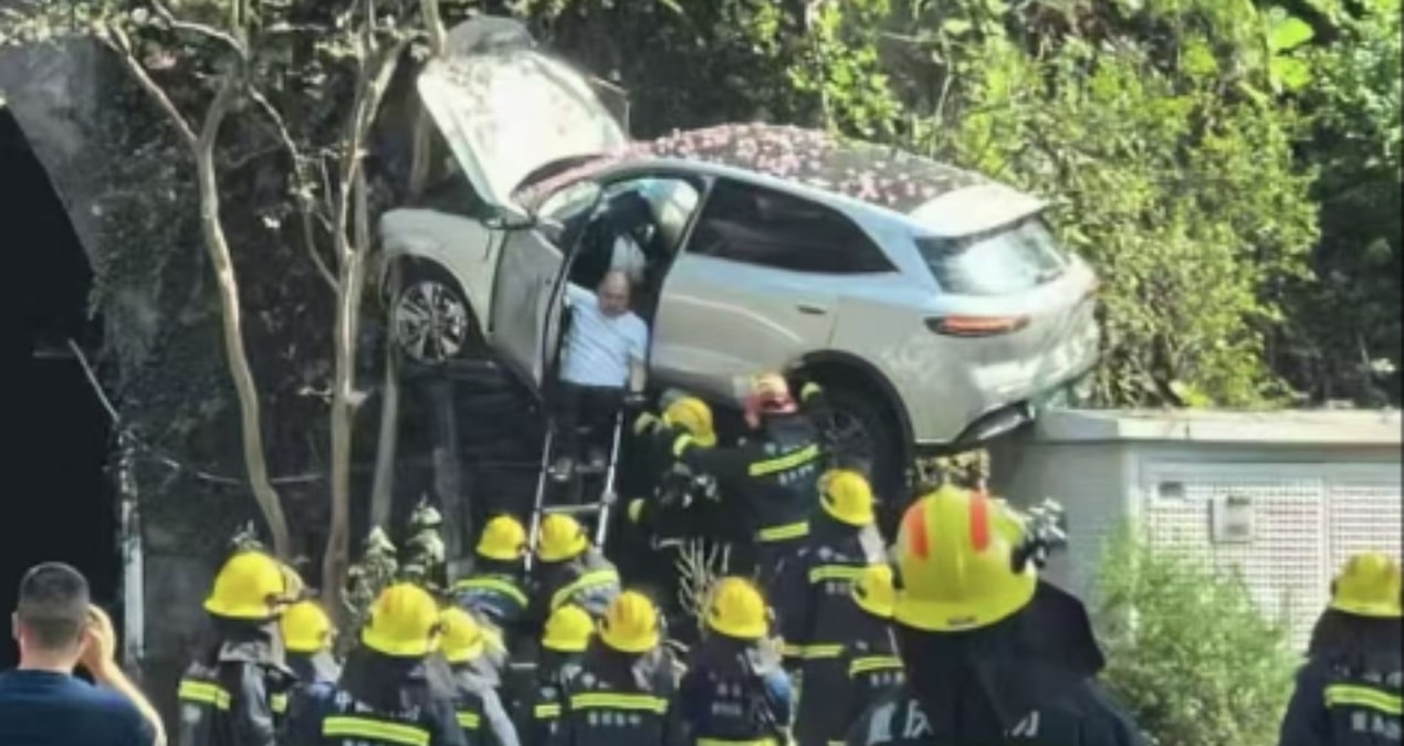 Chongqing’de kontrolden çıkan SUV’un ağaç ile trafo arasında asılı kaldığı olay yeri