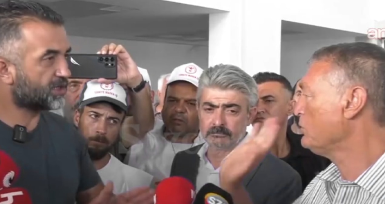 Tazminat ve maaş alacakları için eylem yapan madencilerin Yıldızlar SSS Holding binasına girmesi.