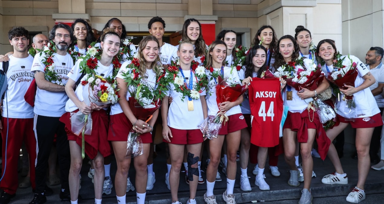 A Milli Kadın Voleybol Takımı İstanbul Havalimanı’nda taraftarlarca çiçek ve bayraklarla karşılandı