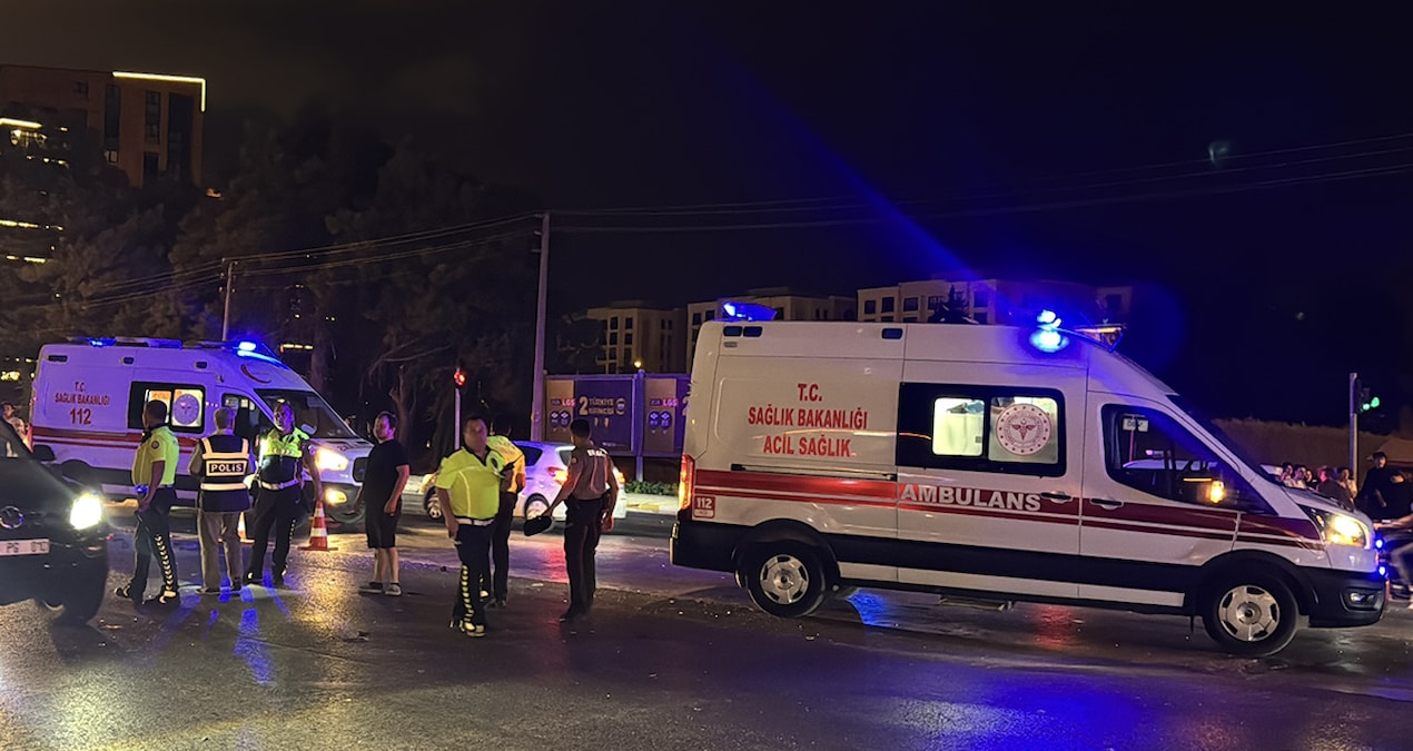 Balıkesir Merkez Karesi Bandırma Caddesi Sanayi Kapı mevkiinde trafik kazası sonrası olay yeri inceleme çalışmaları