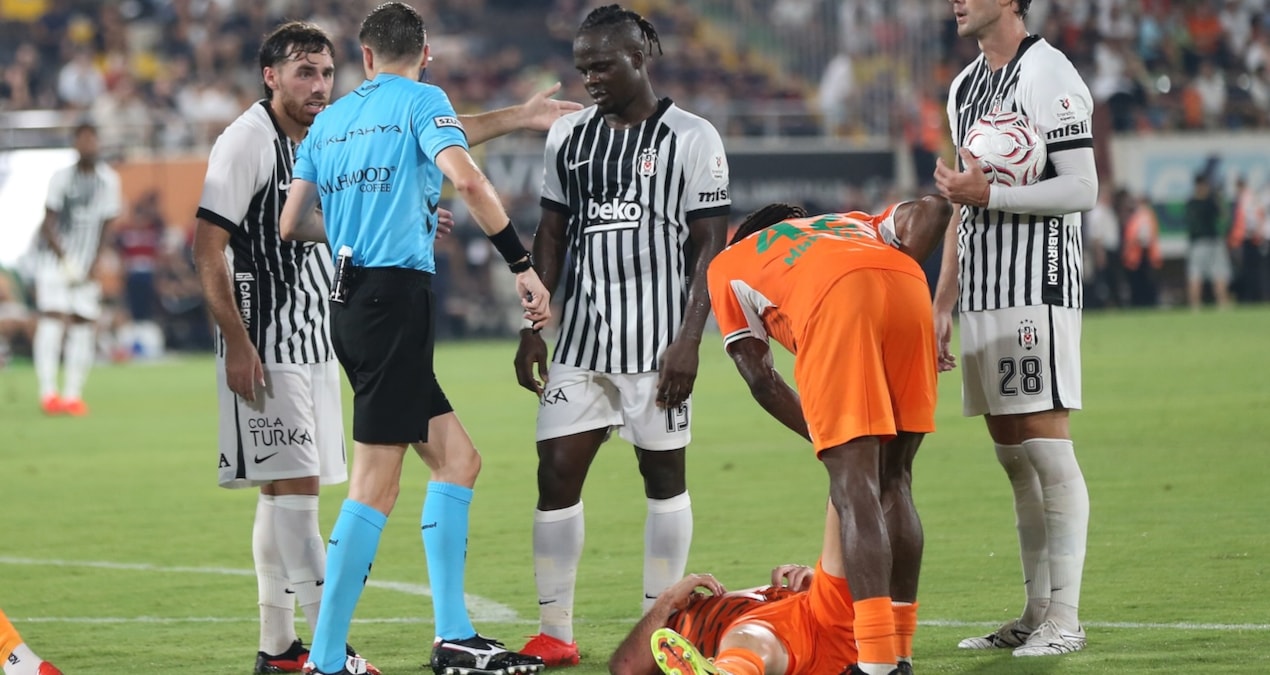 Beşiktaş taraftarlarının hakem kararlarına tepki gösterdiği an