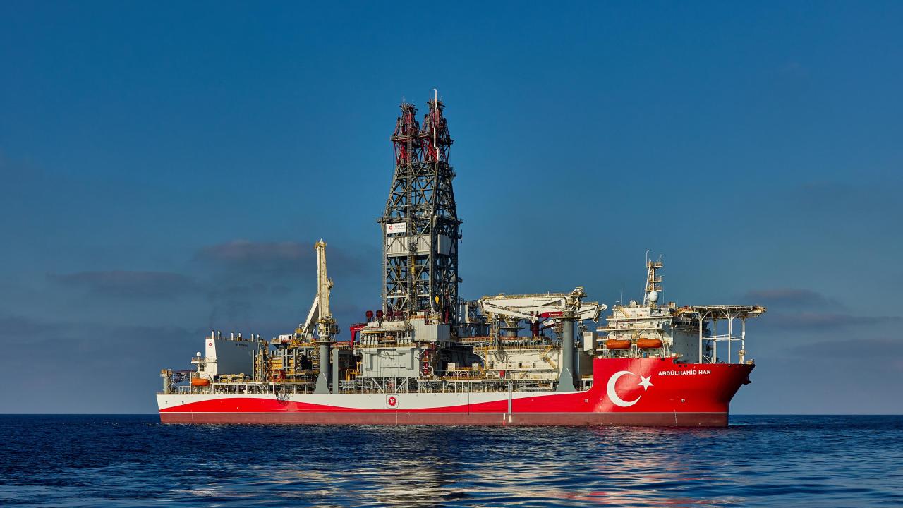 Abdülhamid Han derin deniz sondaj gemisi, Akdeniz ve Karadeniz’de kuyularda çalışıyor.