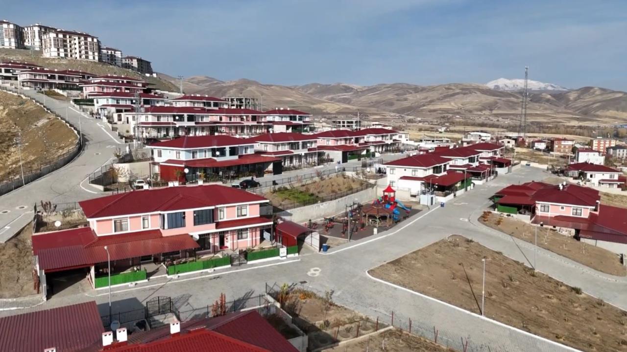 Bitlis’in Ahlat ilçesinde Ahıska Türkleri için teslim edilen konutlar