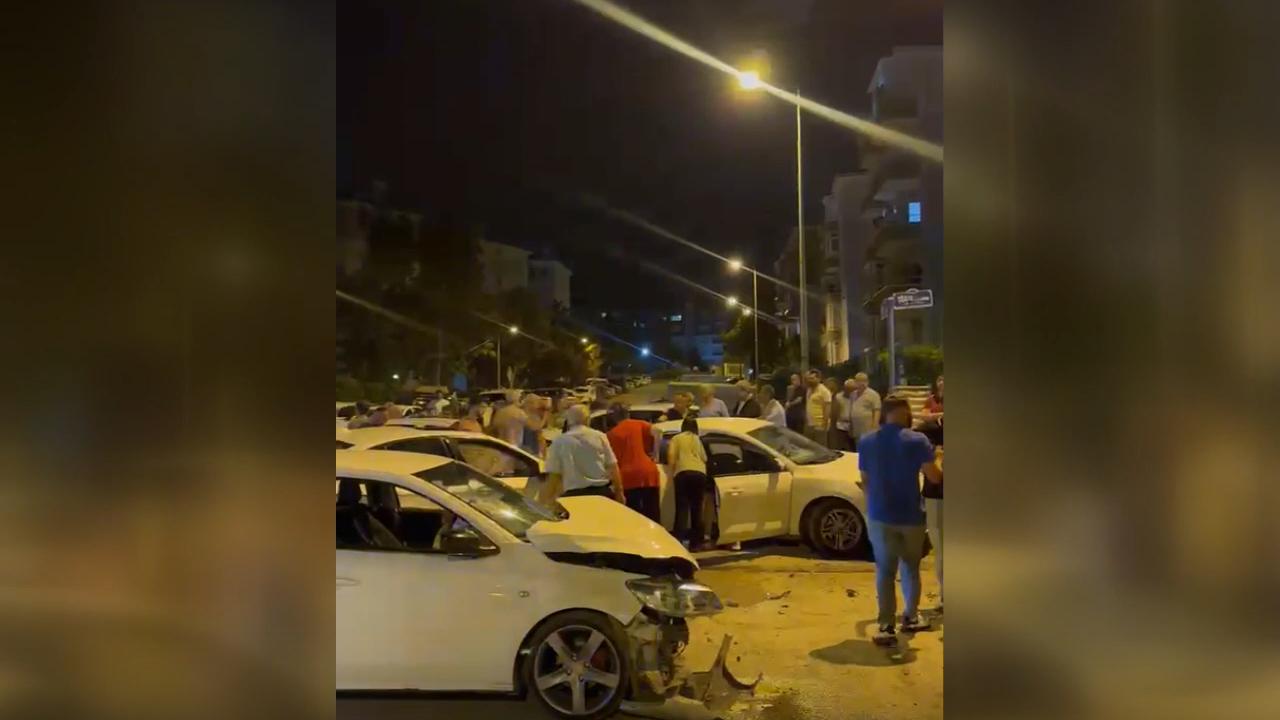 Etimesgut’ta park halindeki araçlara çarpan otomobil sonrası kaza ekibi çalışması