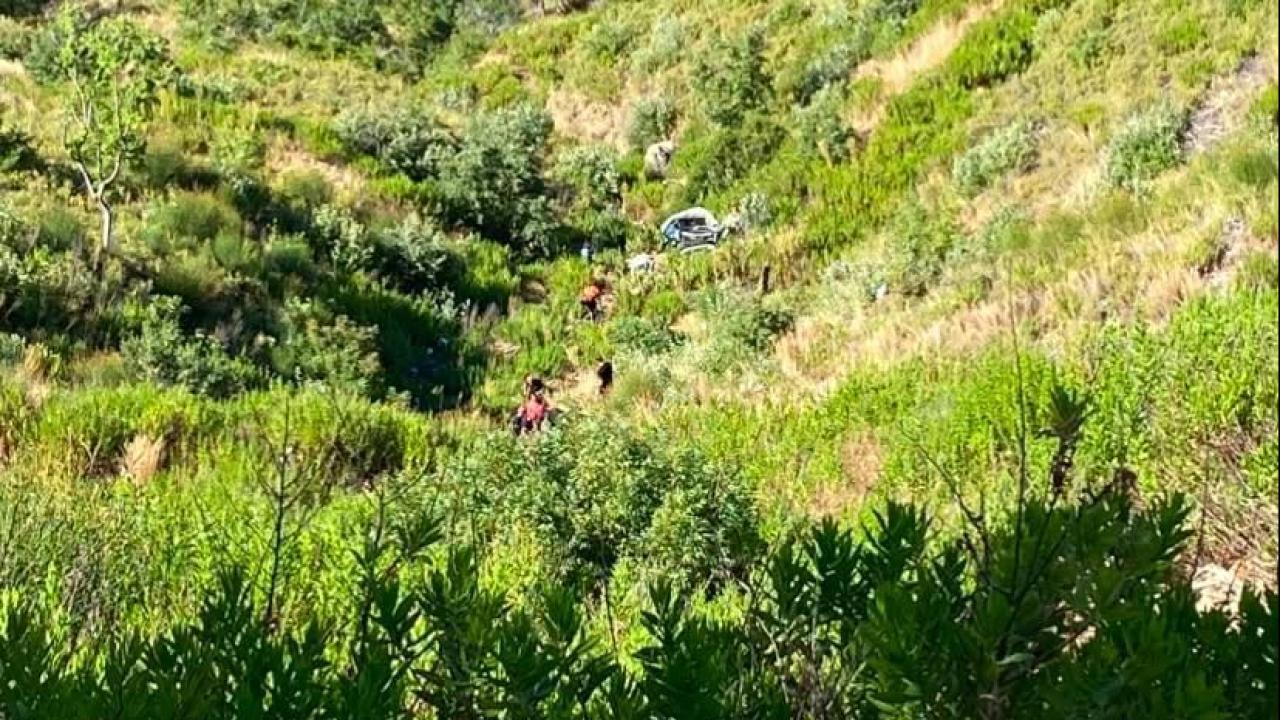 Manavgat’ta Taşağıl-Derebucak Yolu’nda uçuruma yuvarlanan otomobil kazası sonrası ekip çalışması