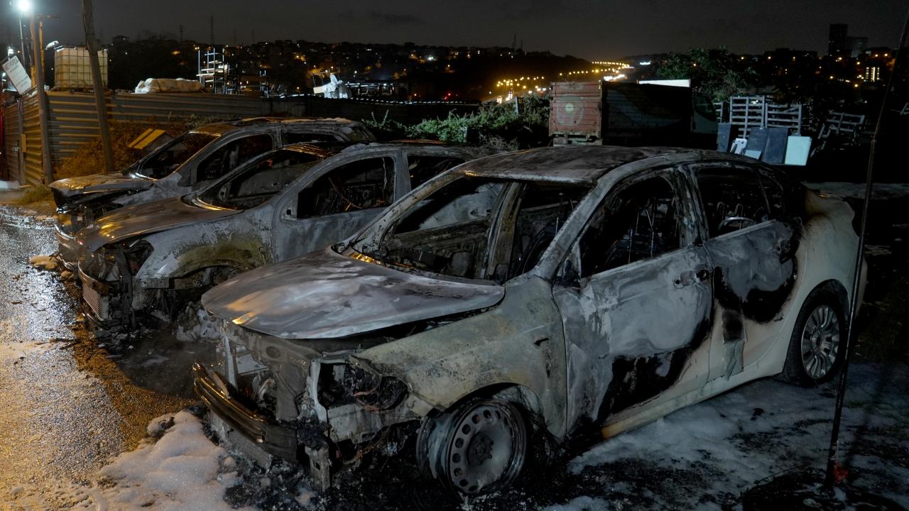 İstanbul Avcılar’daki otomobil galerisinde yangın çıktı, 3 araç zarar gördü