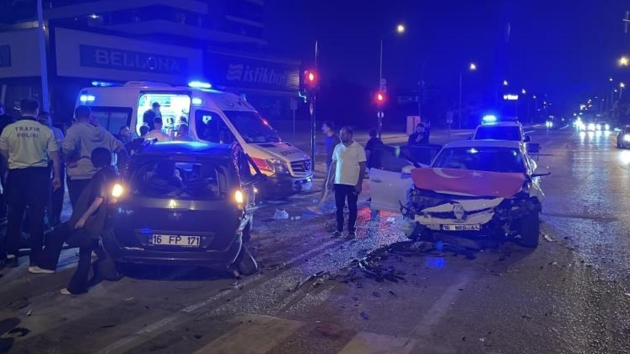 Bursa Yıldırım’da iki otomobilin çarpıştığı trafik kazası sonrası yaralılara sağlık ekipleri müdahale ediyor.