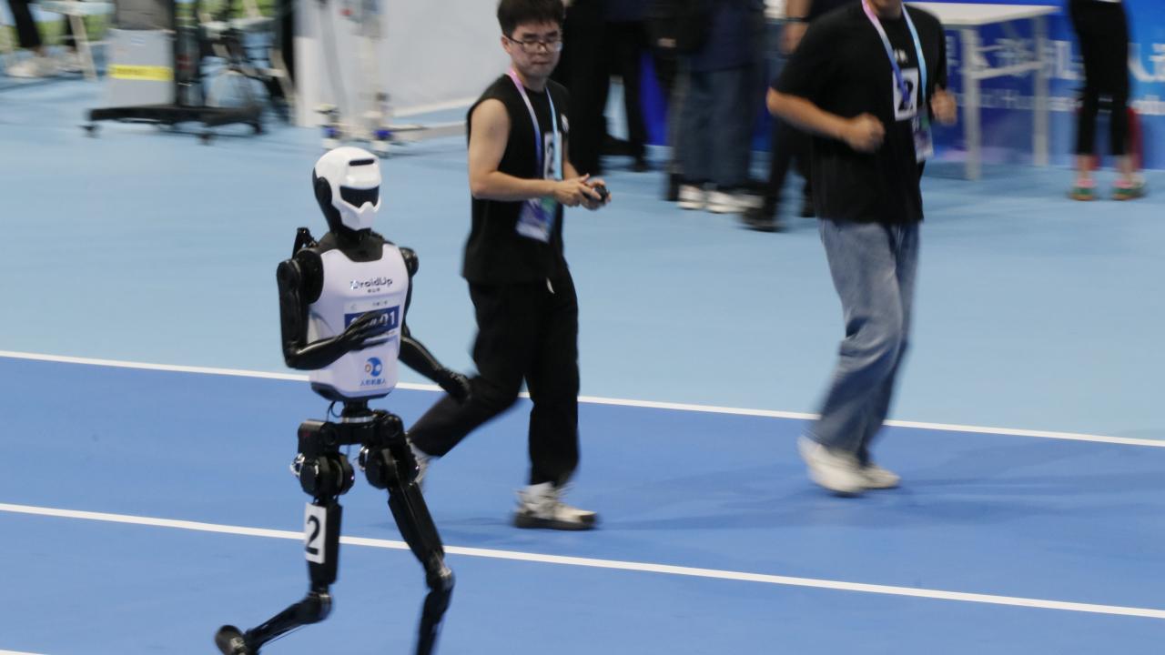 Honor’ın insansı robotu Lightning, 100 metreyi 9,32 saniyede koşarak rekor kırdı