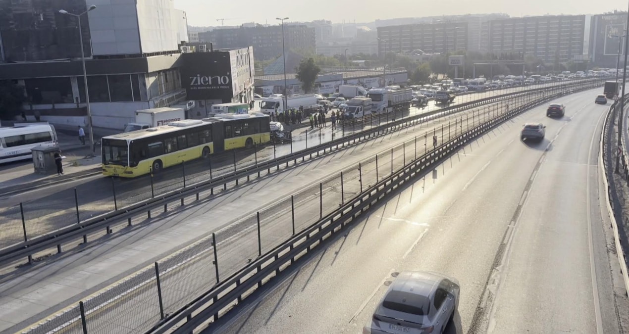 İstanbul’da D-100 kara yolunda trafik kazasında 3 kişi hayatını kaybetti