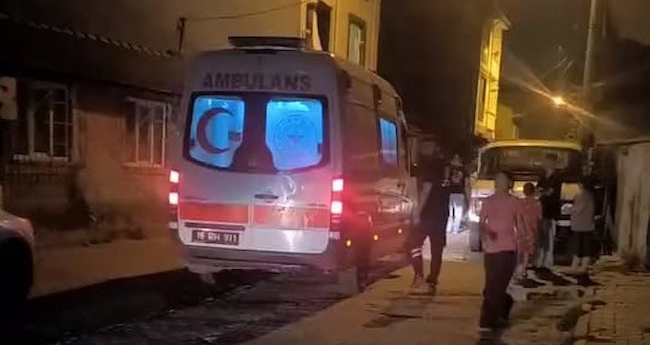İnegöl’de silahlı kavgada yaralanan baba ve 4 yaşındaki oğlu için sağlık ekipleri olay yerine sevk edildi.