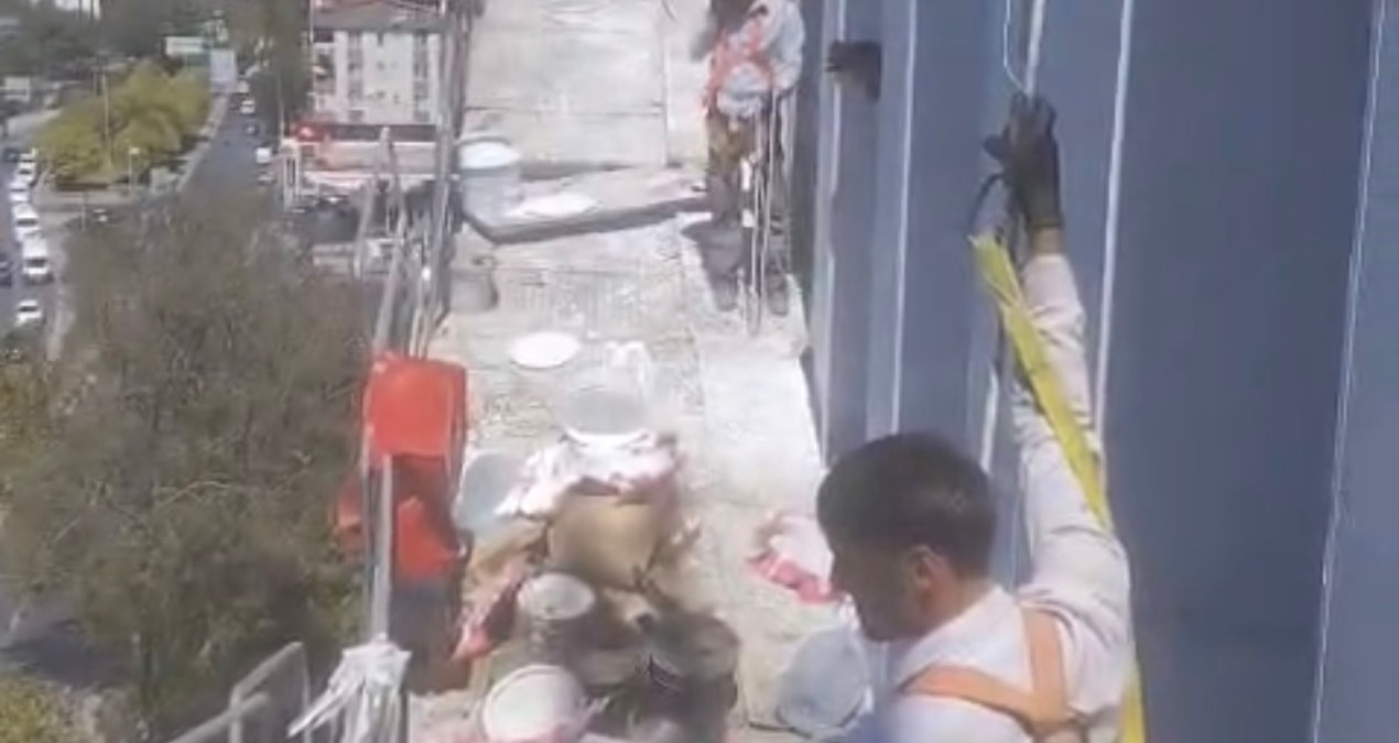 Kağıthane’de inşaat platformunun çökmesi sonrası itfaiye ekiplerinin kurtarma çalışmaları