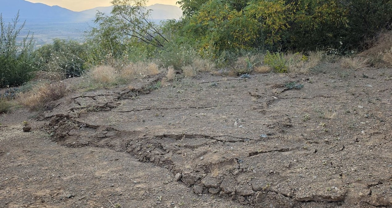 Erzincan’ın Üzümlü ilçesinde toprak kayması nedeniyle 6 bağ evi tahliye edildi
