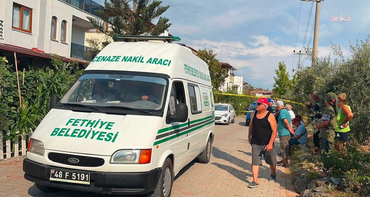 Fethiye’de sağlık ve jandarma ekipleri, annesini tabancayla vurup intihar eden kişi olayında inceleme yaptı.