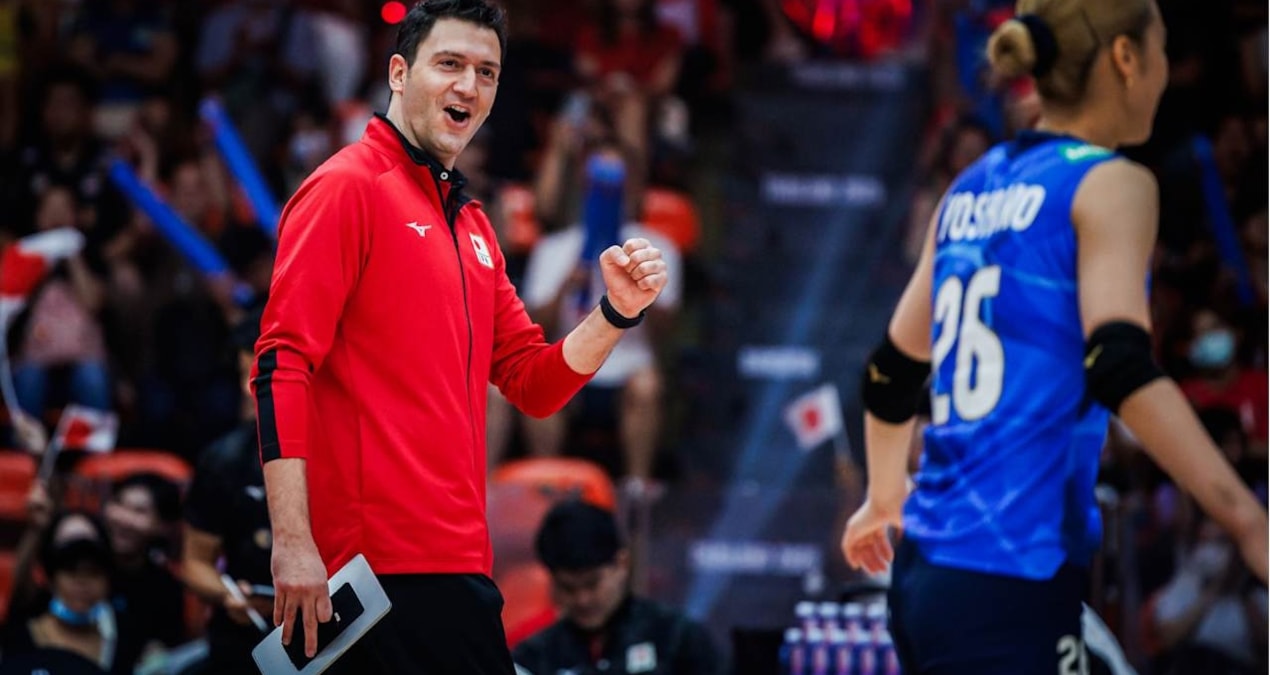 Ferhat Akbaş, Asya’da yılın voleybol başantrenörü ödülünü aldı