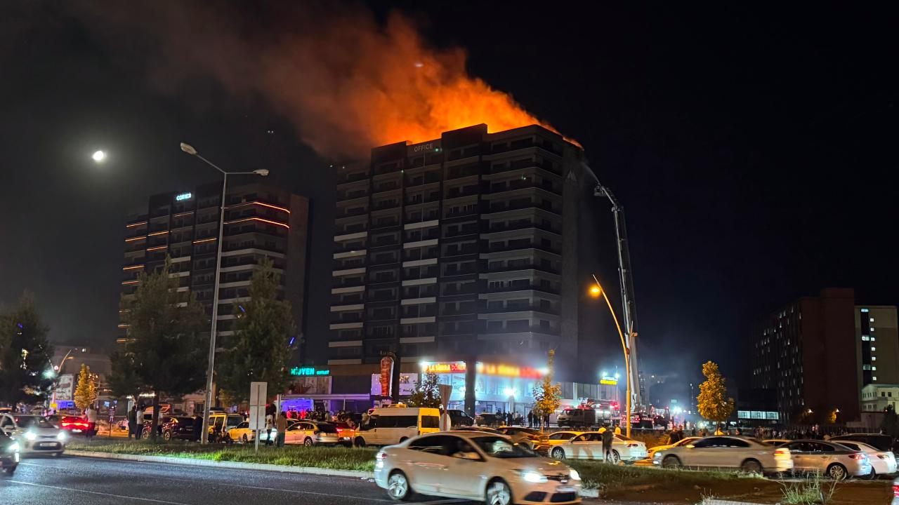 Diyarbakır’daki plazada çıkan yangın kontrol altına alındı, 5 kişi etkilendi