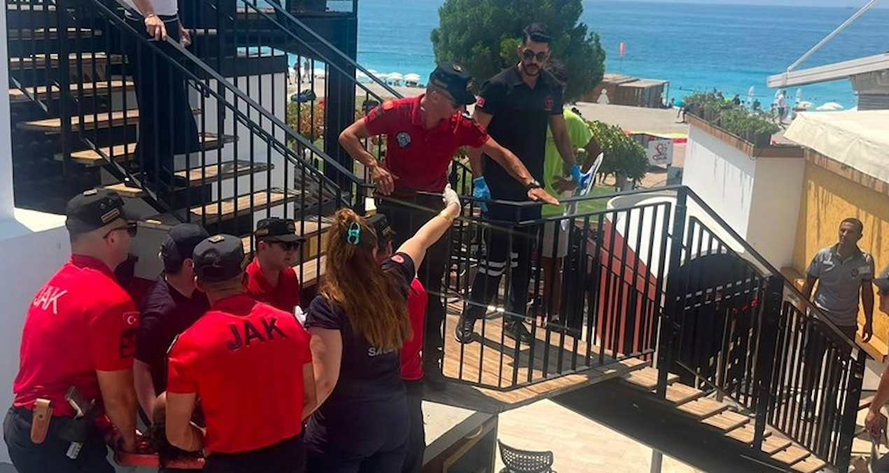 Fethiye’de yamaç paraşütü pilotu ve yolcusu çatıya düştü