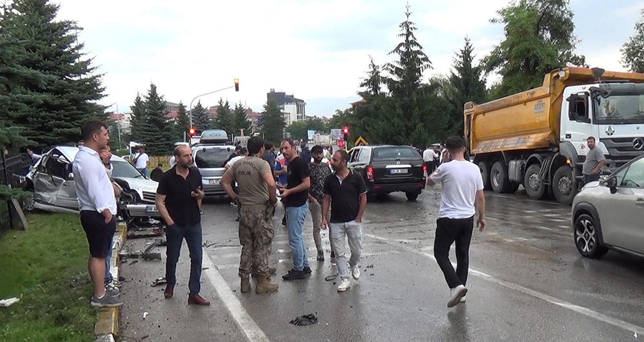 Erzurum’da yağmur nedeniyle kayganlaşan yolda zincirleme kaza meydana geldi