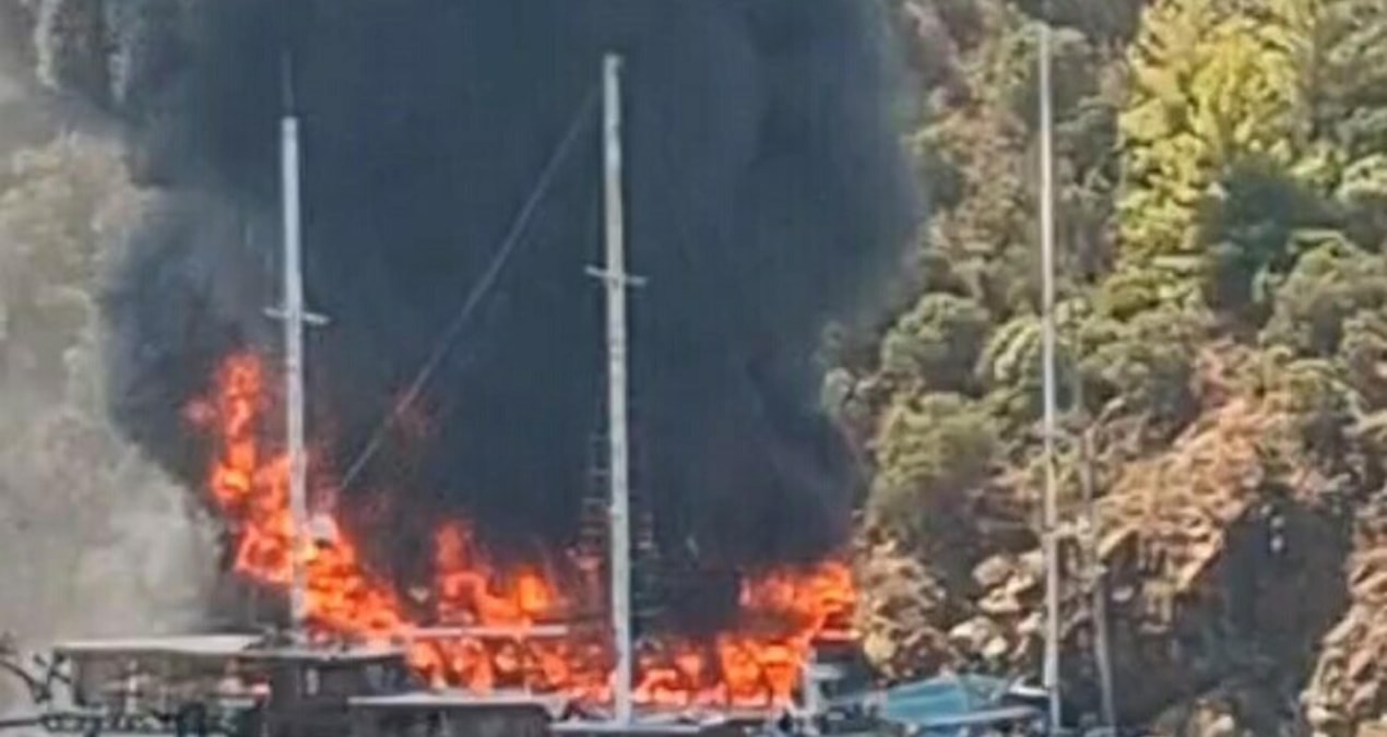 Fethiye’de gezi teknesinde yangın çıktı, yolcular denize atladı