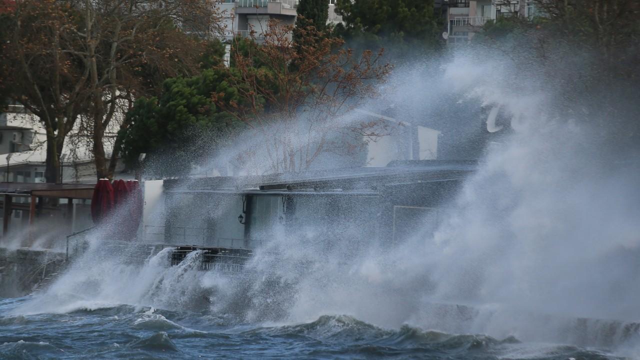 Marmara ve Ege’de fırtına uyarısı: kuzey ve kuzeydoğu yönlerden rüzgarın 6-8 kuvvetine çıkması bekleniyor.