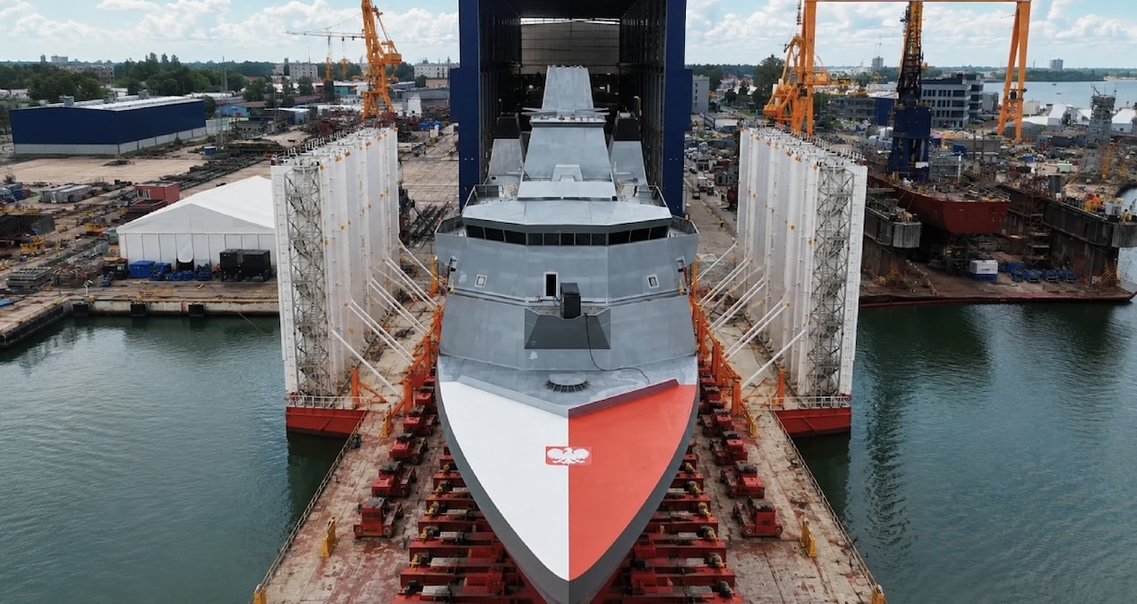 Gdynia’da inşa edilen ORP Wicher fırkateyninin denize indirilmesi (Miecznik programı kapsamında).