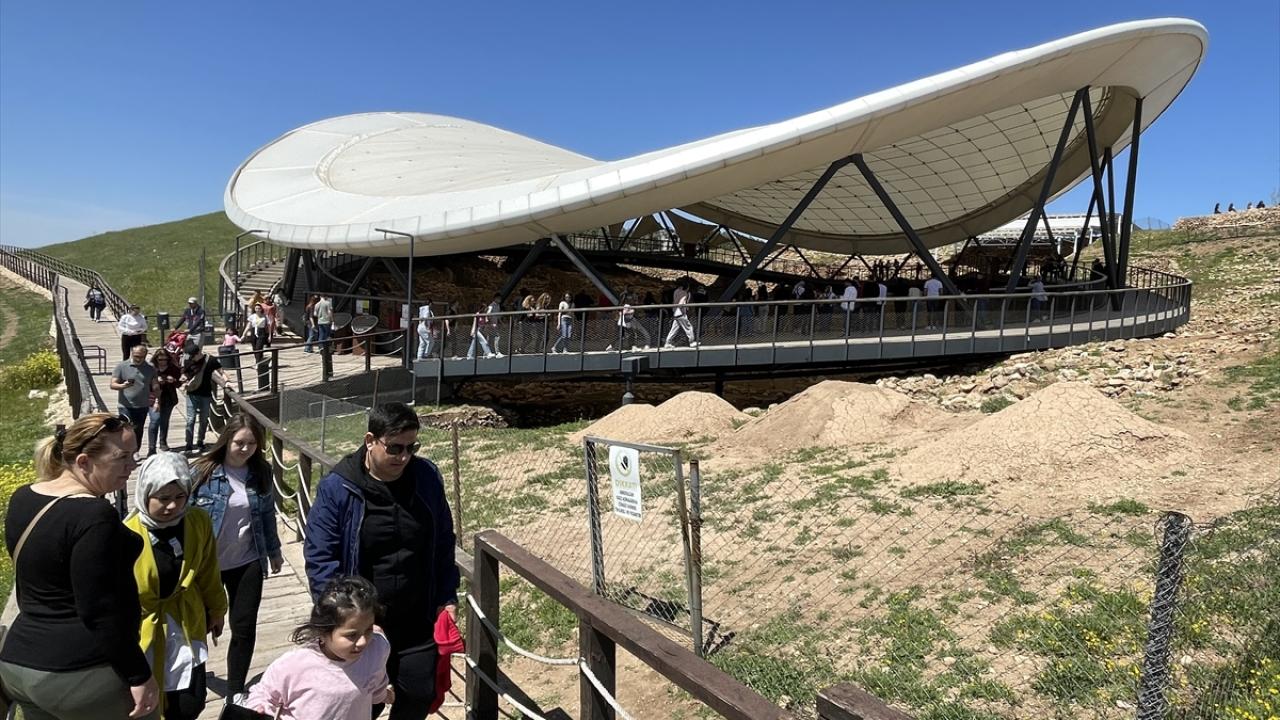 Şanlıurfa Göbeklitepe’de yürüyüş yollarının genişletilerek engelli dostu hale getirilmesi çalışmaları