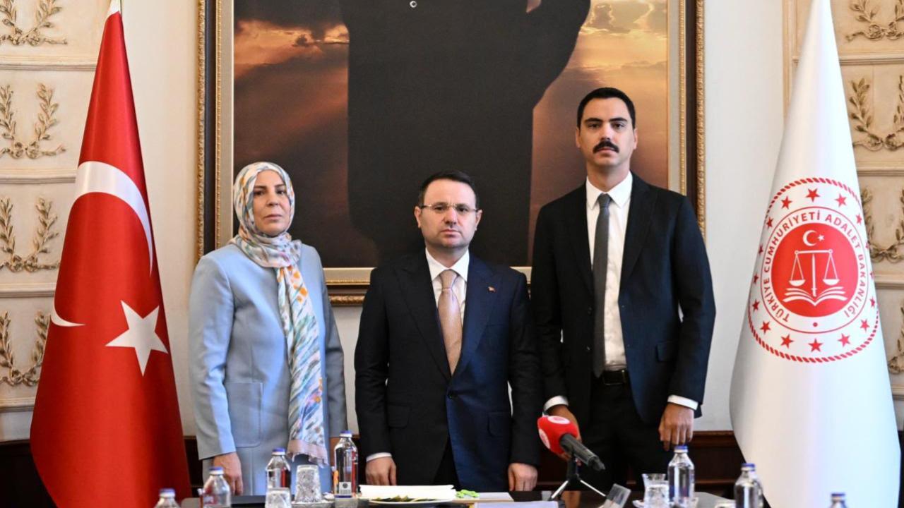 Adalet Bakanı Akın Gürlek’in Muhsin Yazıcıoğlu ailesiyle Adalet Bakanlığı’nda yaptığı görüşme