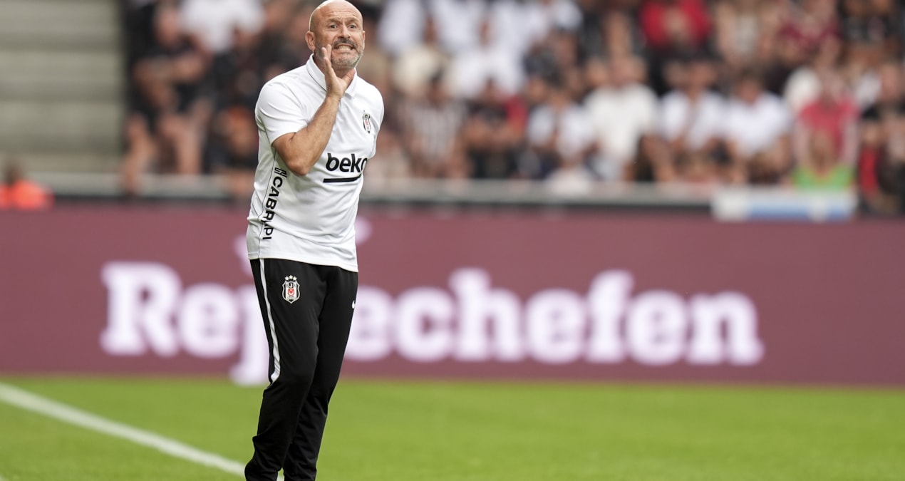 Beşiktaş teknik direktörü Vincenzo Italiano, Hradec Kralove maçının ardından basın toplantısında konuşuyor.
