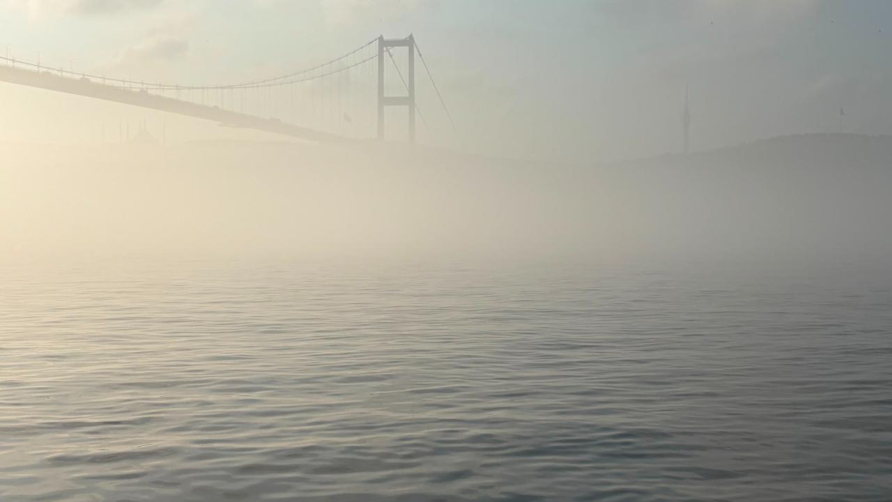 İstanbul Boğazı’nda yoğun sis nedeniyle deniz ulaşımı olumsuz etkilendi