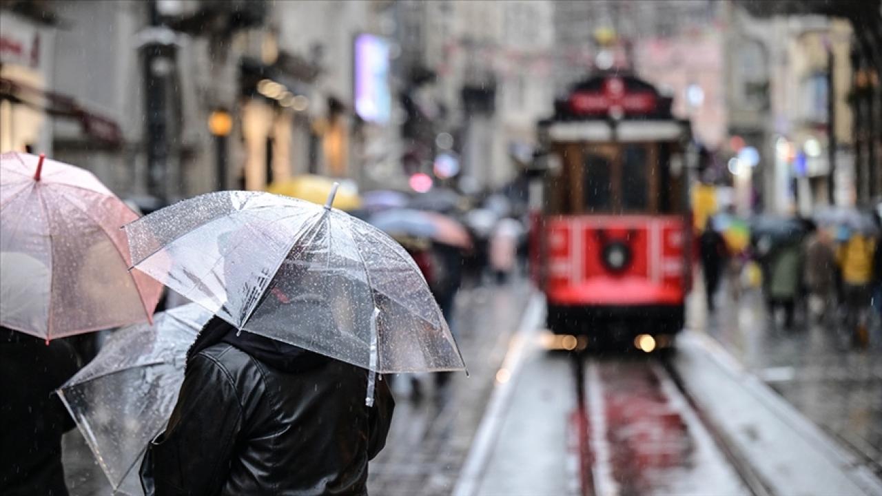 İstanbul’da kuvvetli yağış ve su birikintileri sürücüleri zorluyor