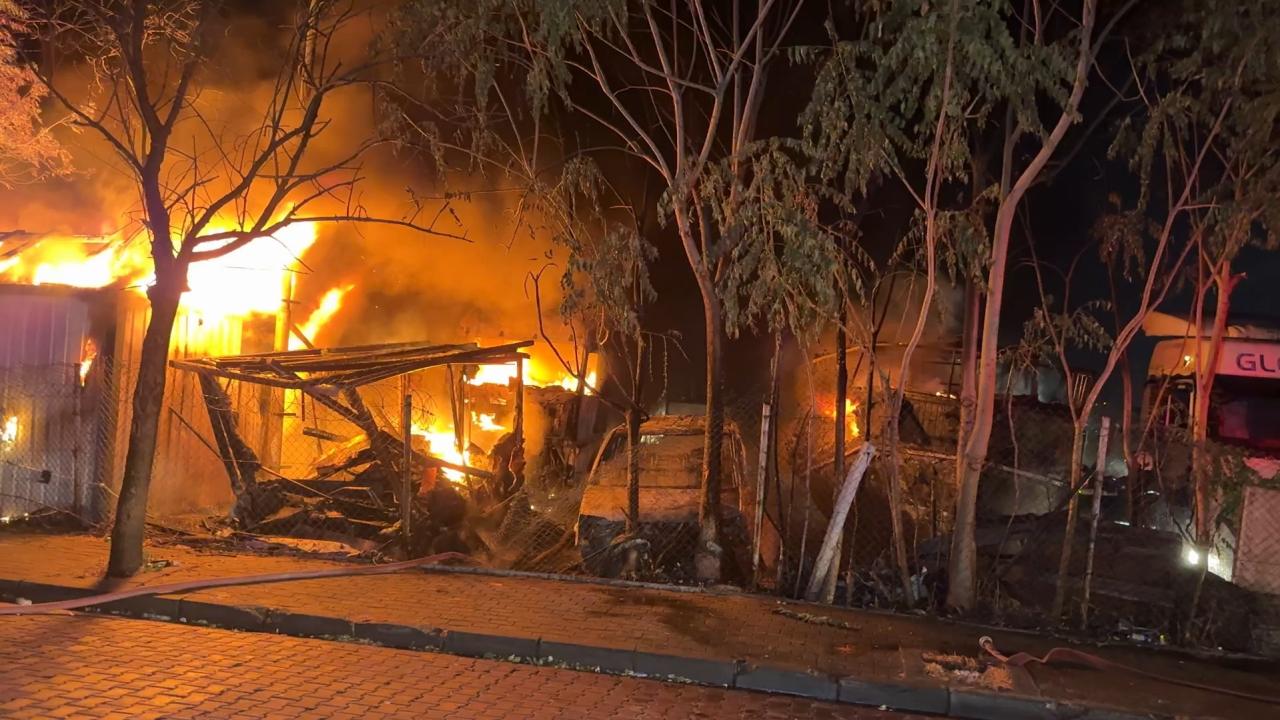 Cihangir’deki tır garajında yangın çıktı, 5 araç zarar gördü