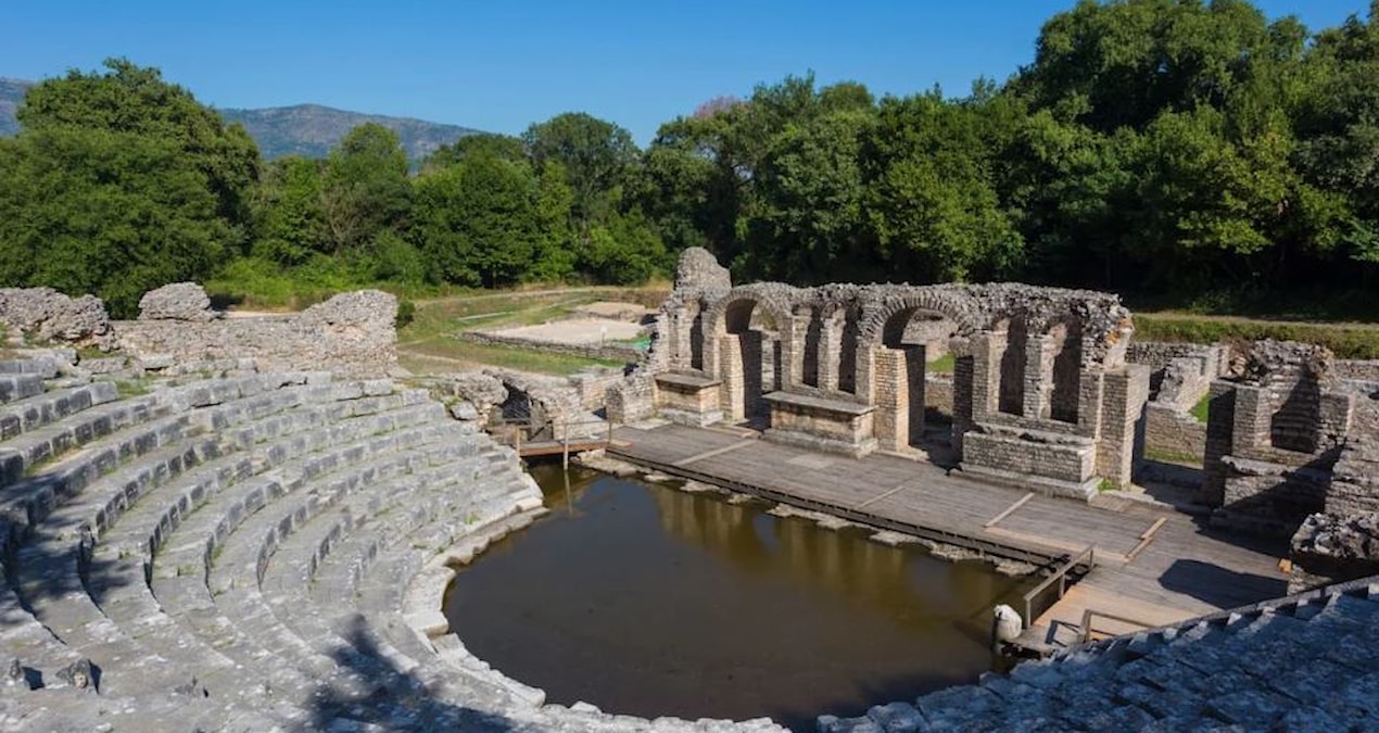 Arnavutluk’taki Butrint’te antik kuyu üzerinde yer alan Grek harfli yazıt (Junia Rufina ifadesi).
