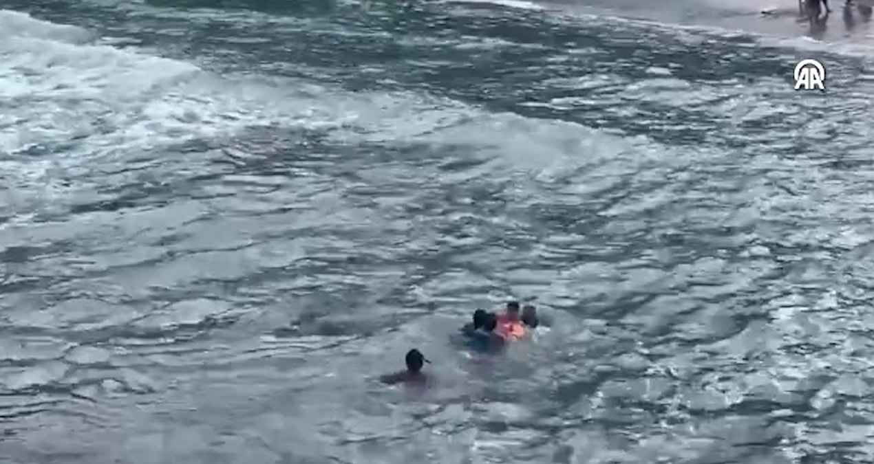 Kocaeli Kandıra’da denize giren baba ve iki oğlu boğulma tehlikesi geçirdi