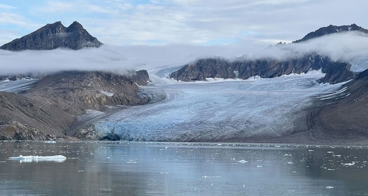 Longyearbyen’de kutup ayısı riskine karşı ev ve araç kapılarının kilitlenmesi