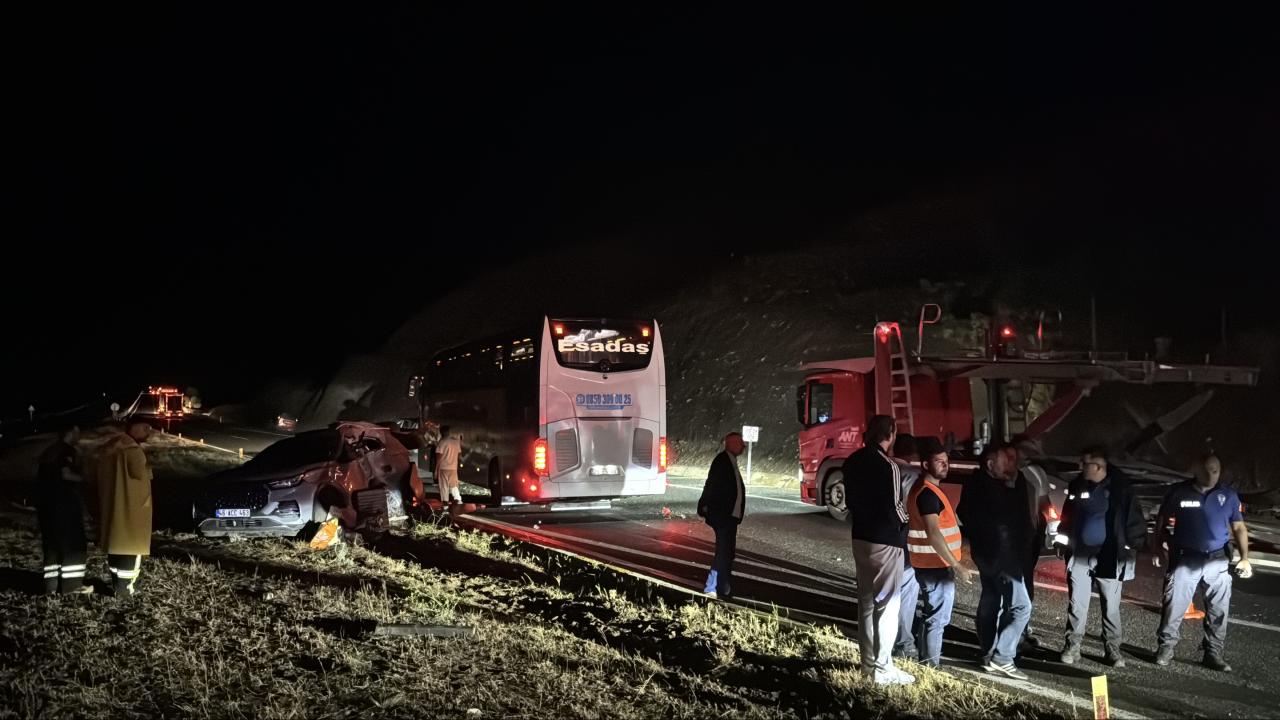 Erzincan-Sivas kara yolu Heybeli Köyü kavşağında otobüs ile SUV çarpışması sonrası sağlık ekipleri