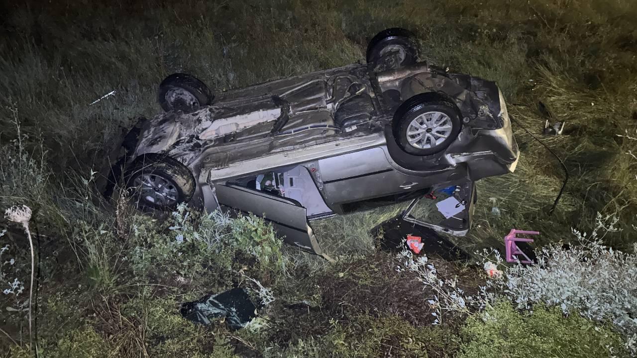 Oltu’da trafik kazasında devrilen otomobil sonrası ambulans ve itfaiye ekipleri