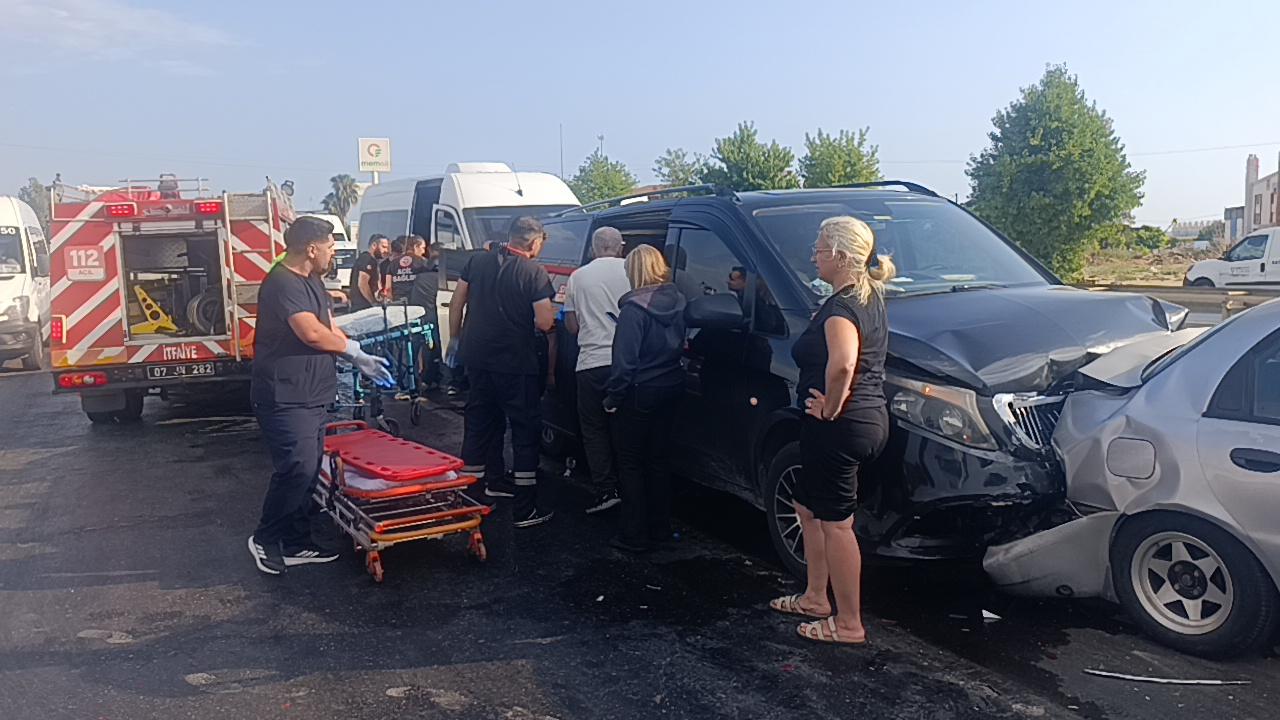 Manavgat’ta tur minibüsü ile otomobilin çarpışması sonucu 12 kişi yaralandı