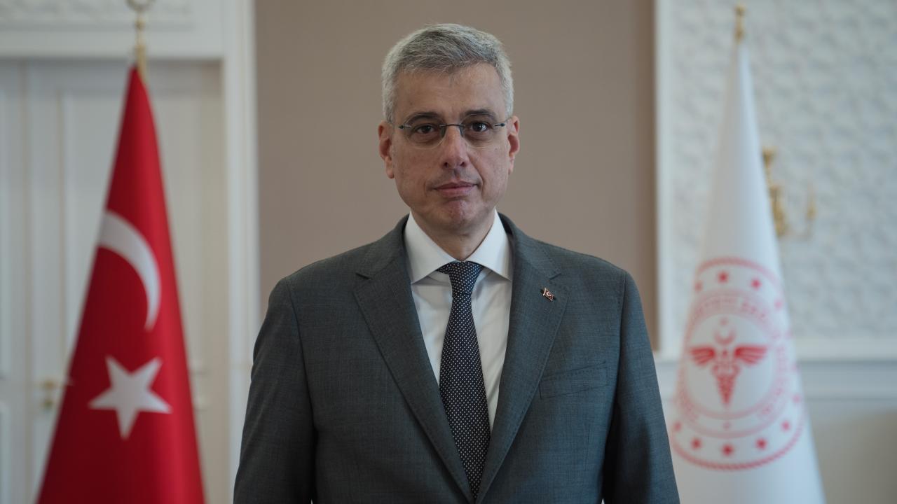 Sağlık Bakanı Memişoğlu, uçakta rahatsızlanan yolcuya müdahale etti