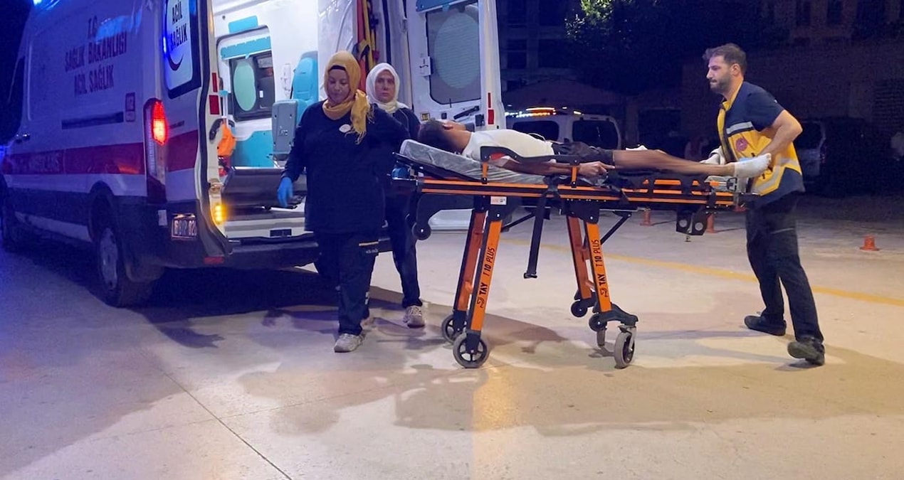 İnegöl’de tüfekle yaralama olayı sonrası polis ve sağlık ekipleri çalışıyor.