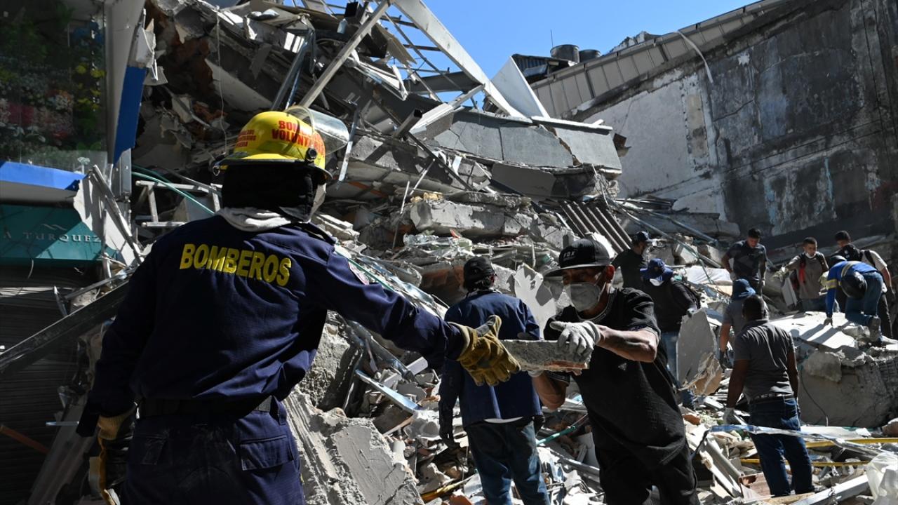 Kolombiya’daki deprem sonrası arama kurtarma çalışmaları
