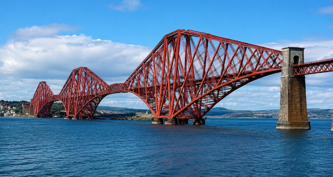 İskoçya’da Edinburgh ile Fife arasında yer alan Forth Bridge köprüsü