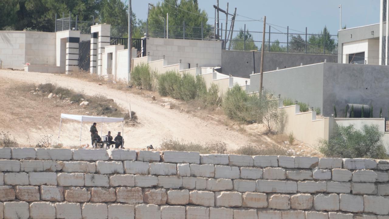 Kusra’da İsrail ordusu üç Filistinli ailenin evlerini ablukaya aldı