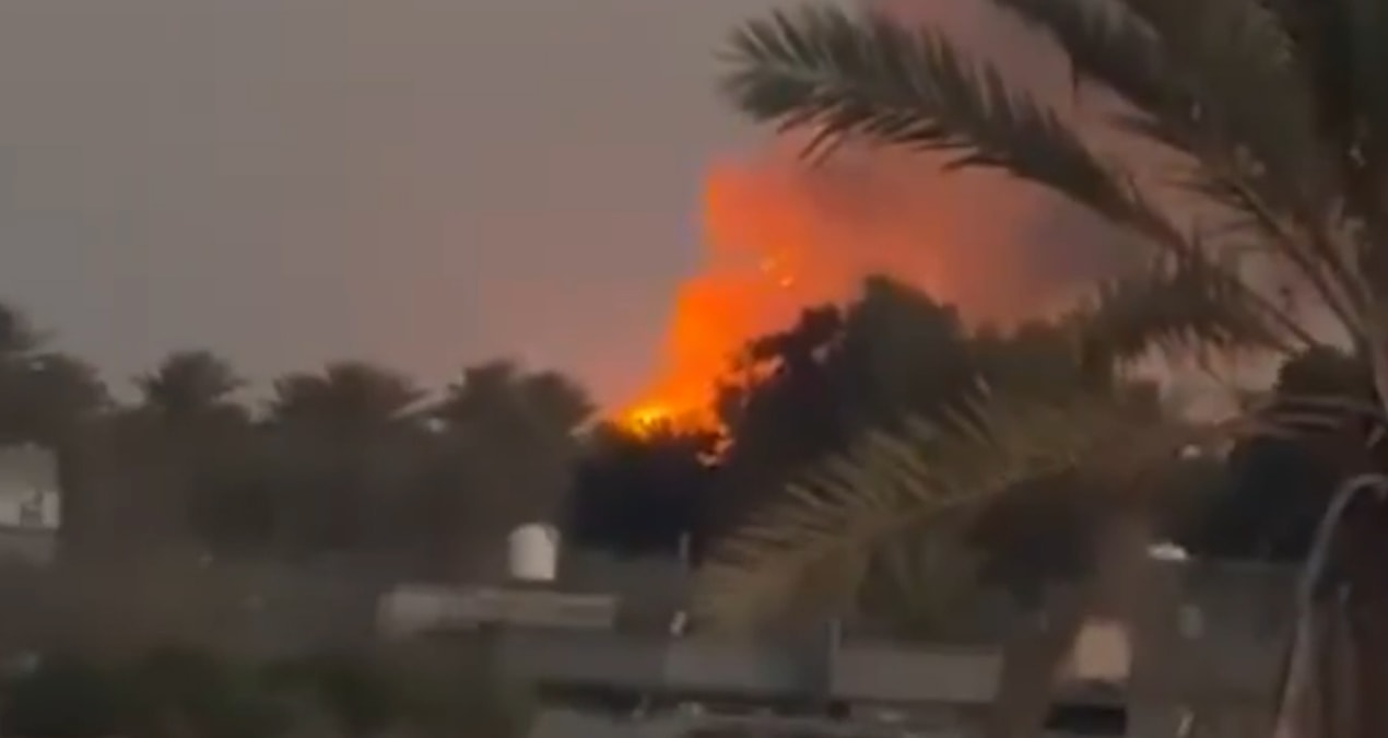 Libya’nın Misrata kentinin güneyindeki Gıyran bölgesinde mühimmat deposunda patlama ve yangın görüntüsü